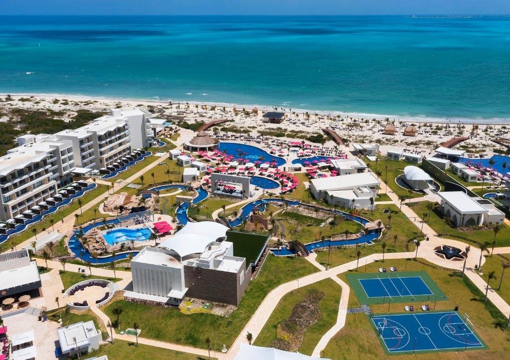 Planet Hollywood by Royalton Cancun resort
