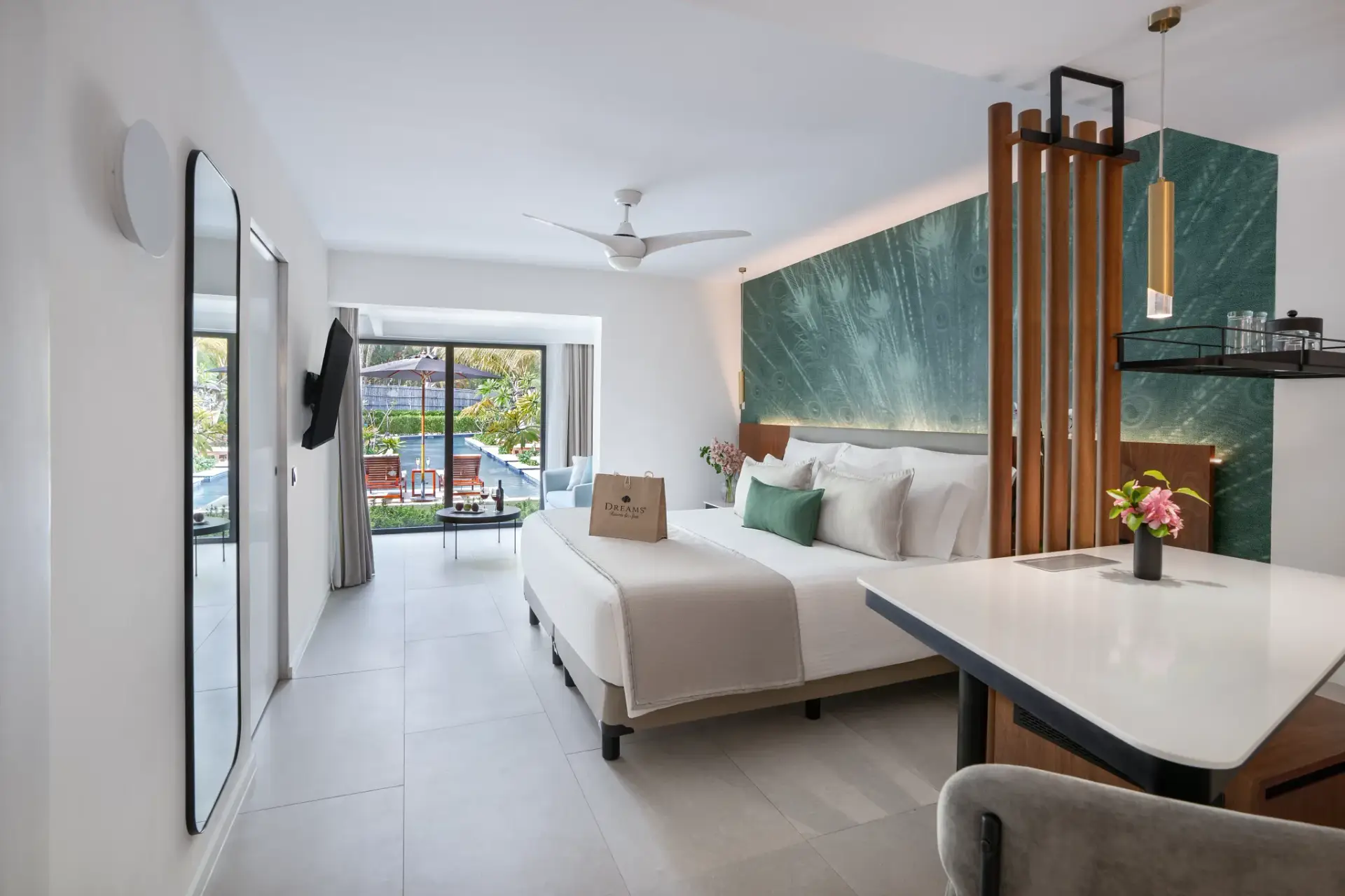 Preferred Club Junior Suite Swim Up