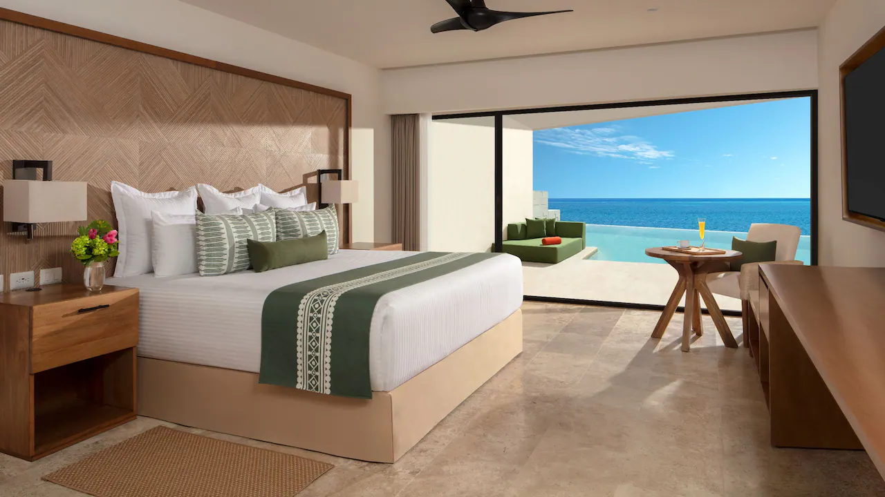 Preferred Club Indigo Master Suite Ocean Front Swim-Out at Dreams Sapphire Resort & Spa