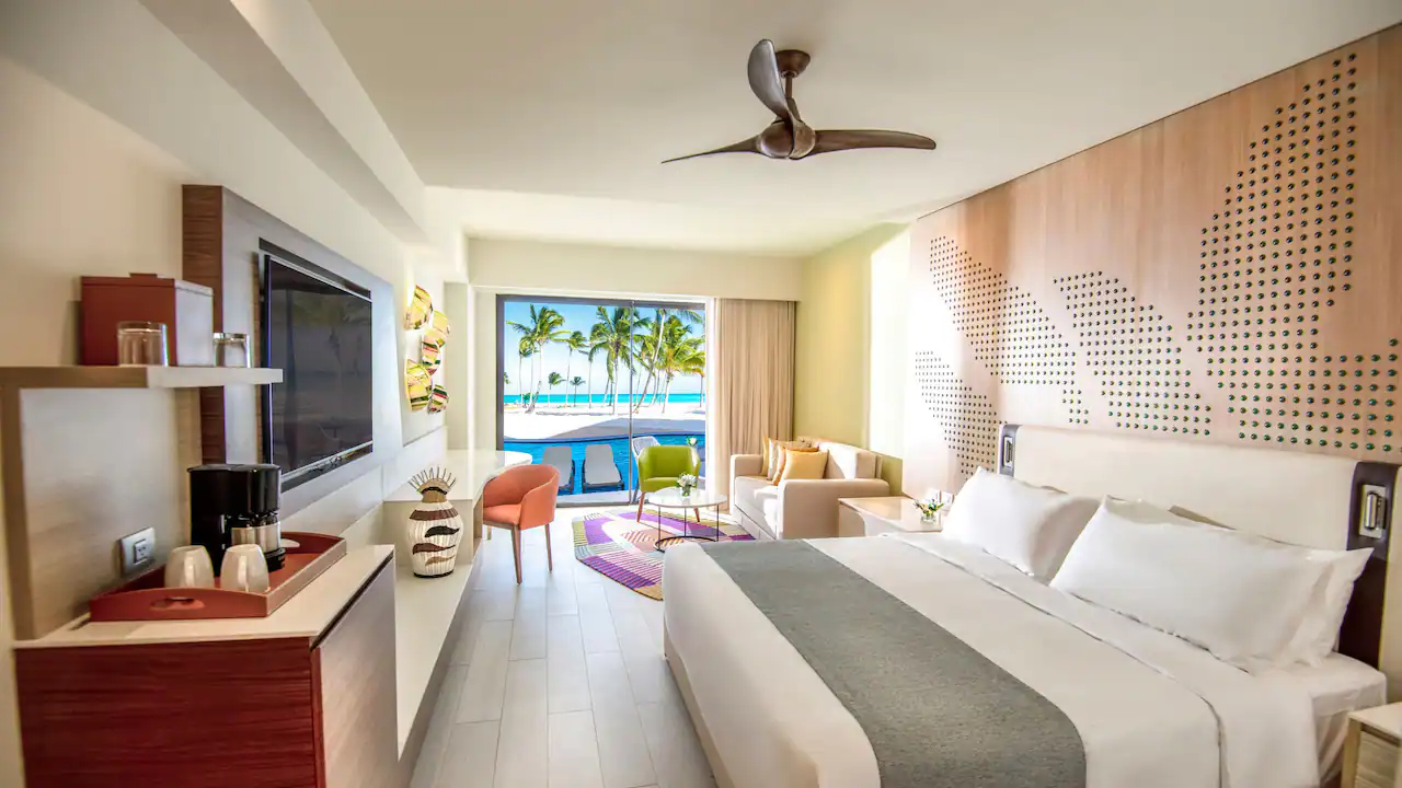 Club Ocean Front Junior Suite Swim Up King
