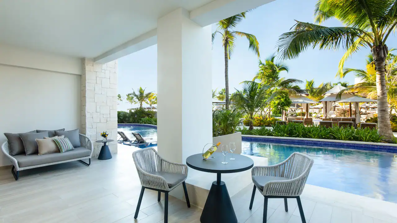 Club One Bedroom Master Swim Up Suite
