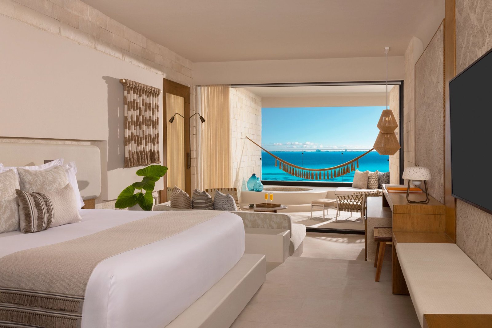 Signature Junior Suite King Ocean Front w/ Hot Tub