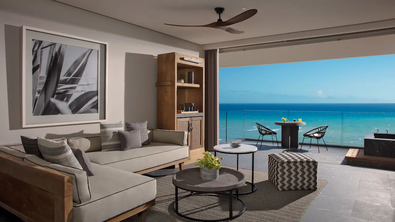 SEPDC-P0009-Preferred-Club-Master-Suite-Oceanfront-Living-Room.16x9