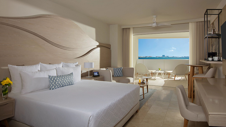 Allure Junior Suite Live Big Laguna View - King