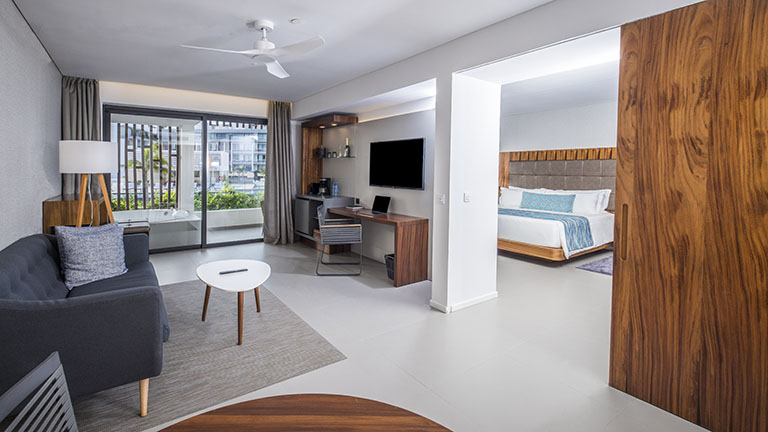 cunmj2-one-bedroom-suite-outdoor-jacuzzi (1)