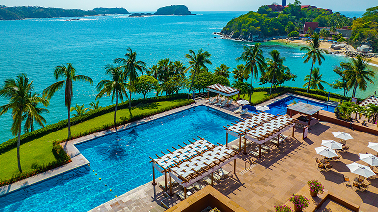 huxlbh-pool-overlooking-ocean