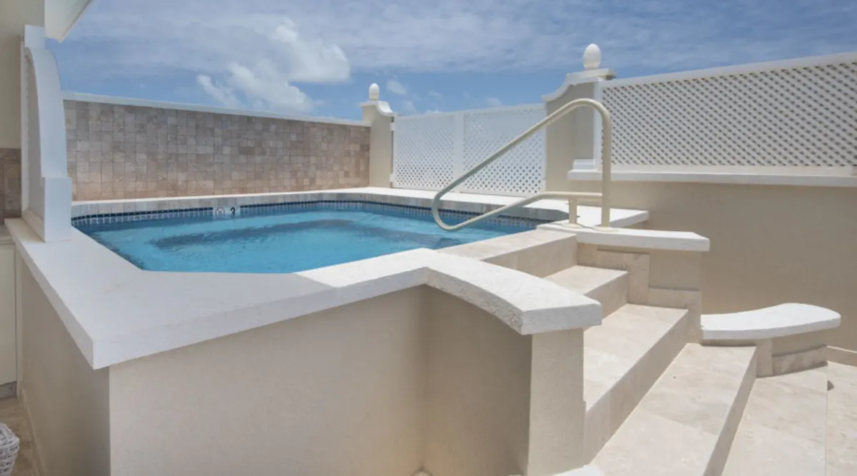 3 Bedroom Contemporary Penthouse with Rooftop Pool