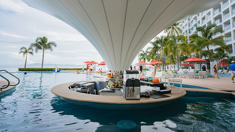 pvrhi3-pool-bar