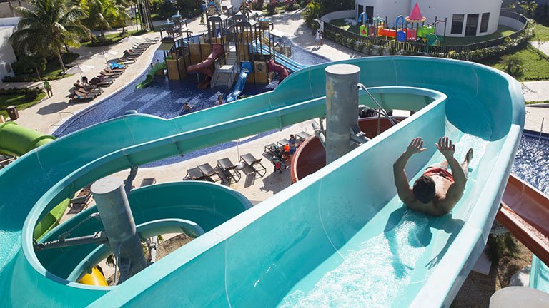 royalton-blue-waters-splash-park-waterslide