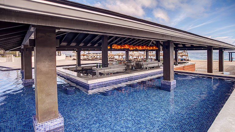 royalton-blue-waters-swim-up-bar
