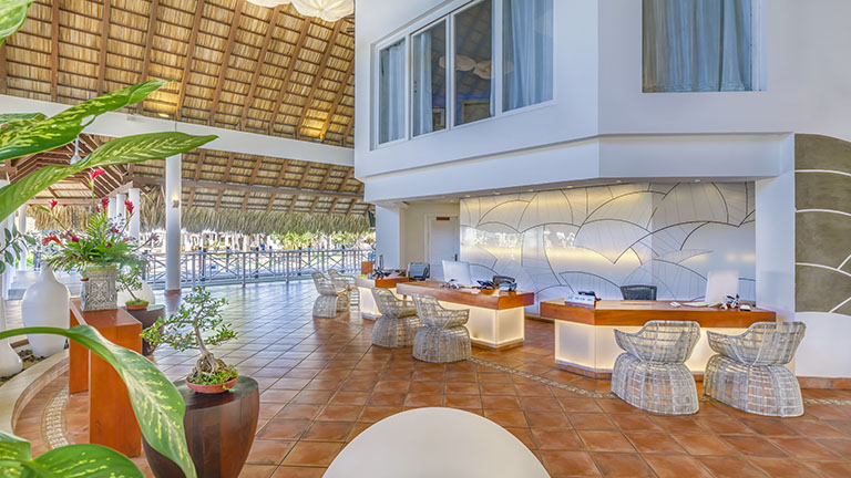 royalton-hicacos-front-desk