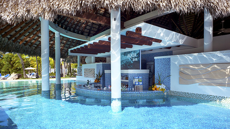 royalton-hicacos-pool-bar
