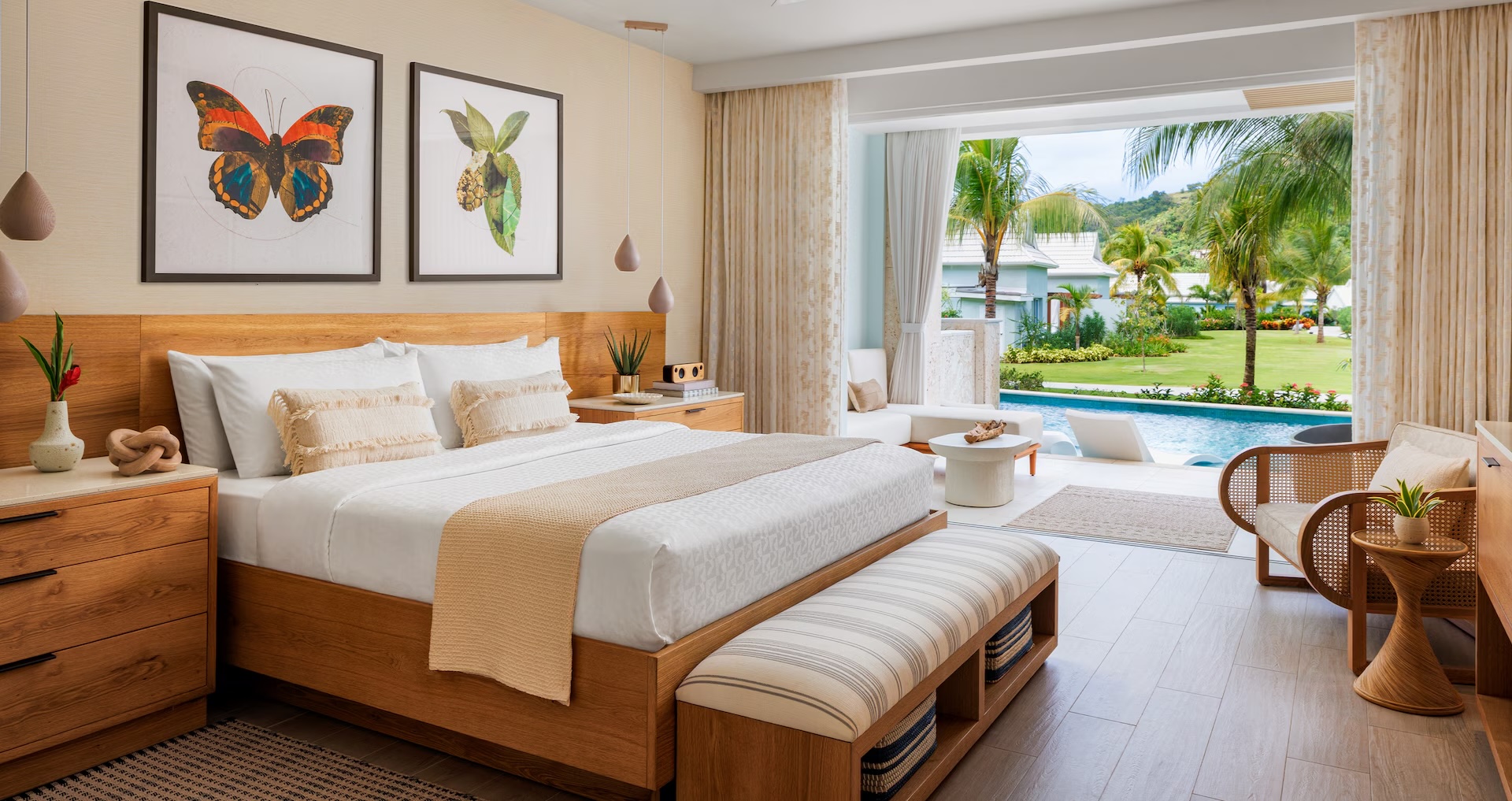 Bamboo Palm Club Swim-up Room with Patio Tranquility Soaking Tub