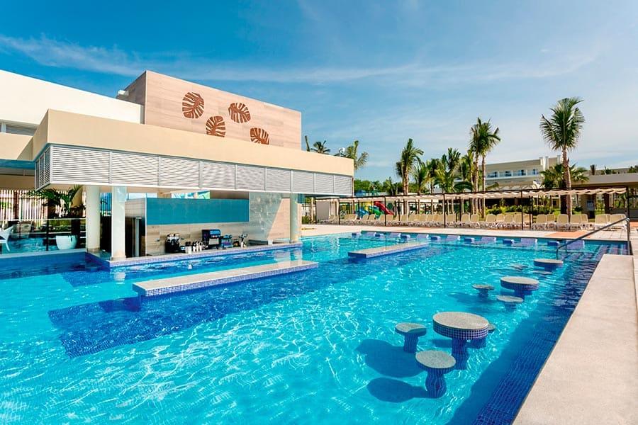 swimup-bar-riu-emerald-bay_tcm55-226109