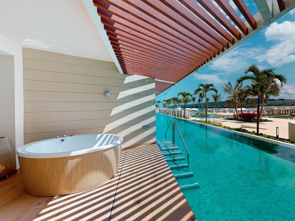 Swim Out Princess Luxury Junior Suite with Hydromassage