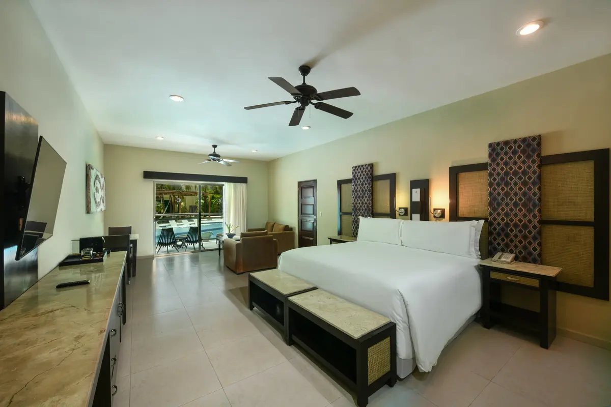 Swim-Up Suite