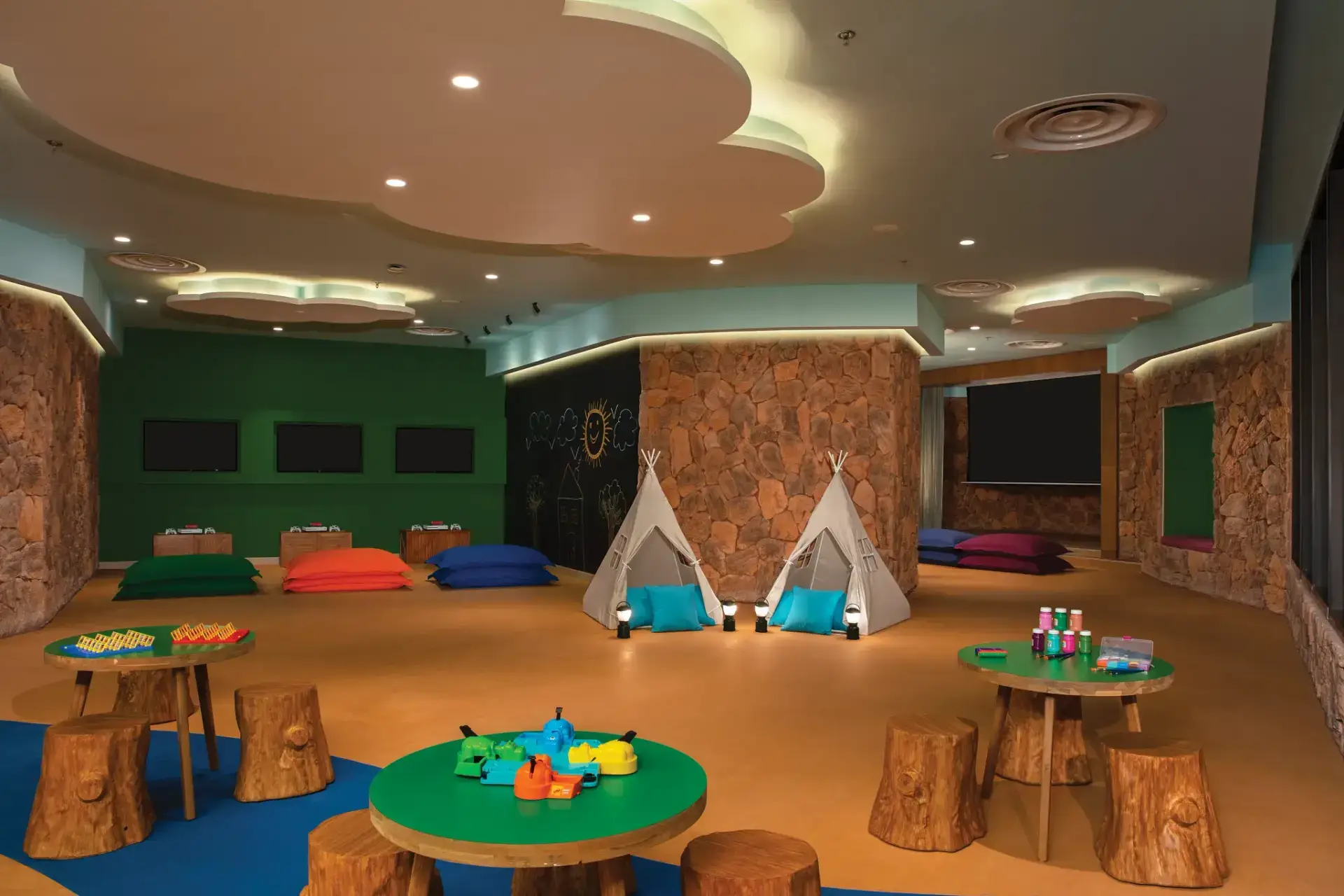 DRENA-EC-ExplorersClub-1A-CB-1.webp