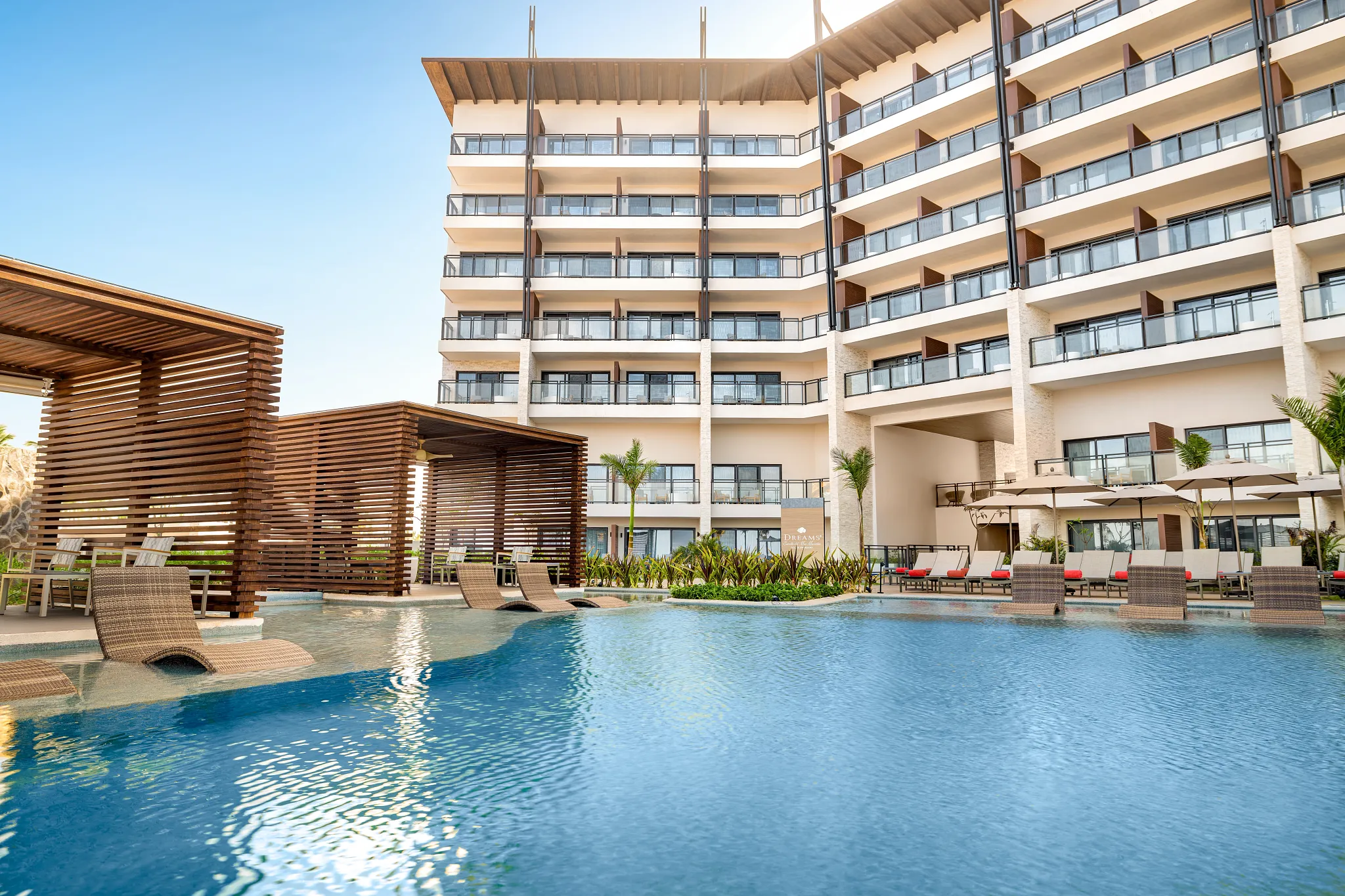 DRMZT-EXT-Adult-Pool-01-AFC