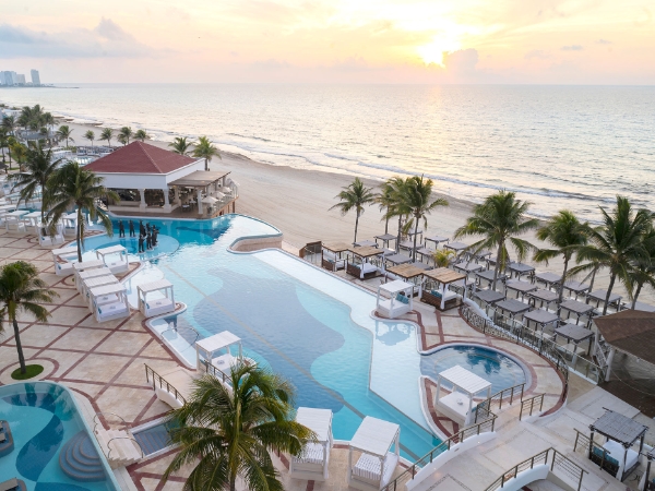 Hyatt-Zilara-Cancun-202404-CUNHZC-02_Beach-Pool