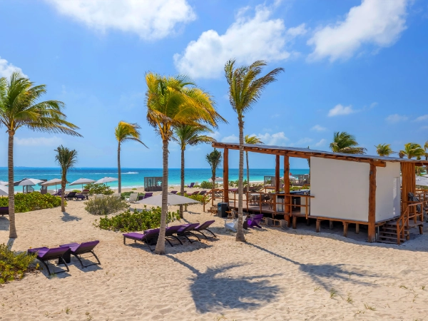 Planet-Hollywood-Adult-Scene-Cancun-An-Autograph-Collection-All-Inclusive-Resort-Adults-Only-202306-CUNADT-09_Baywatch-Beach-Bar