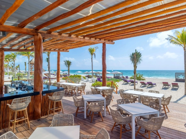 Planet-Hollywood-Adult-Scene-Cancun-An-Autograph-Collection-All-Inclusive-Resort-Adults-Only-202306-CUNADT-15_Baywatch-Beach-Bar