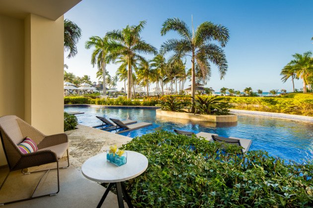 One-Bedroom Ocean View Swim-Up Suite