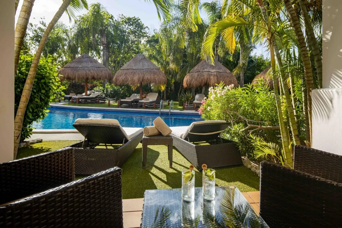 Golden Swim Up Junior Suite King
