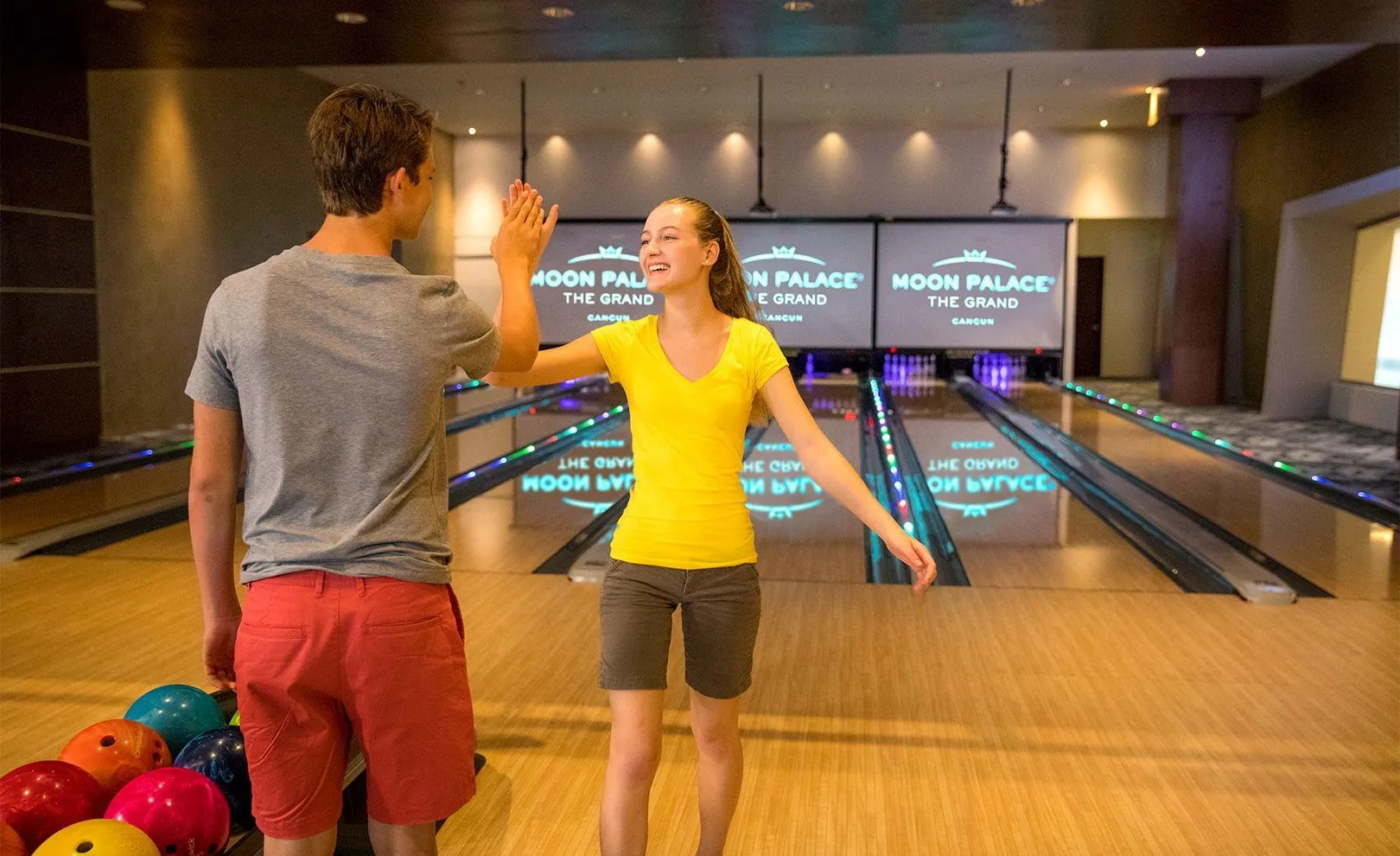 couple-bowling-at-moon-palace-the-grand_effc2153d6