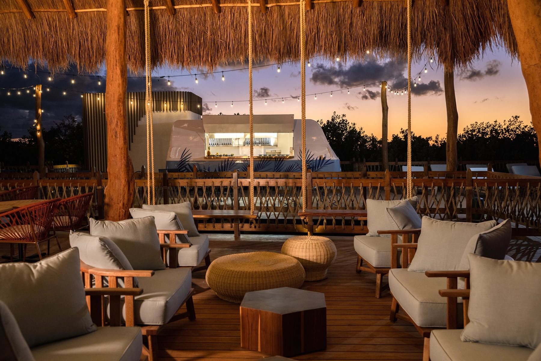 cun-hyatt-vivid-grand-island-bar-amber-01.jpg