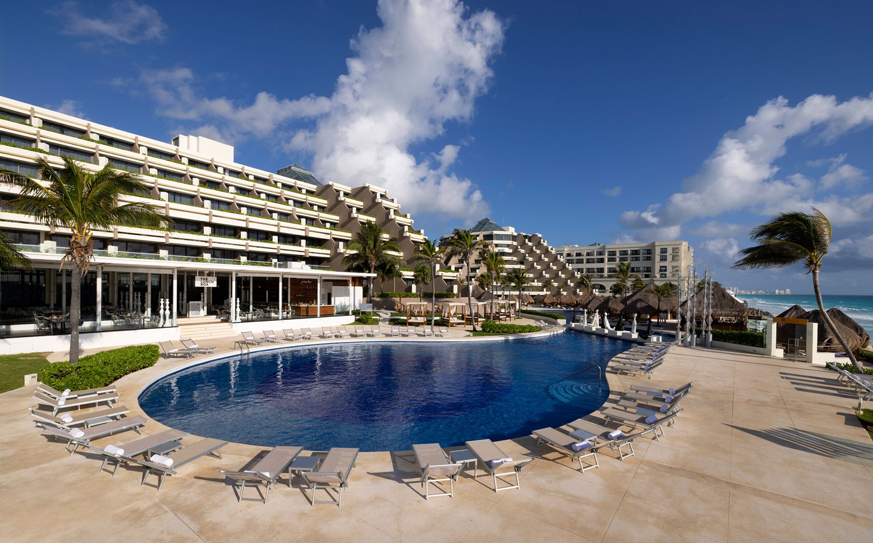 cun-paradisus-cancun-pool-lunch-box-01