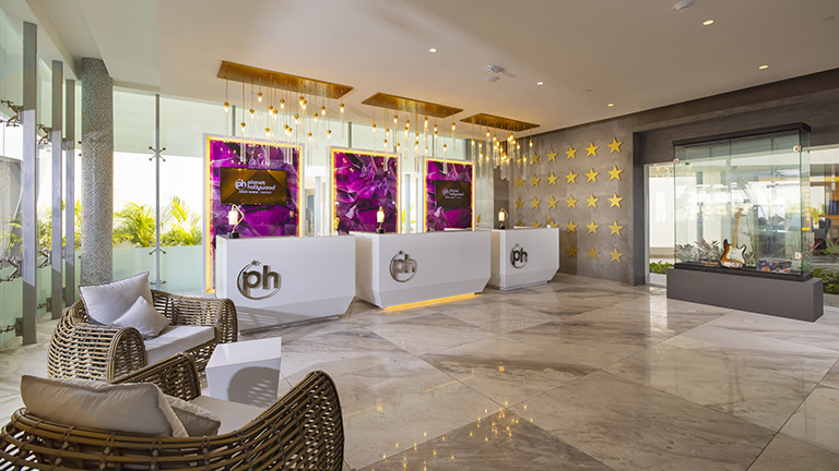 cunas2-check-in-front-desk
