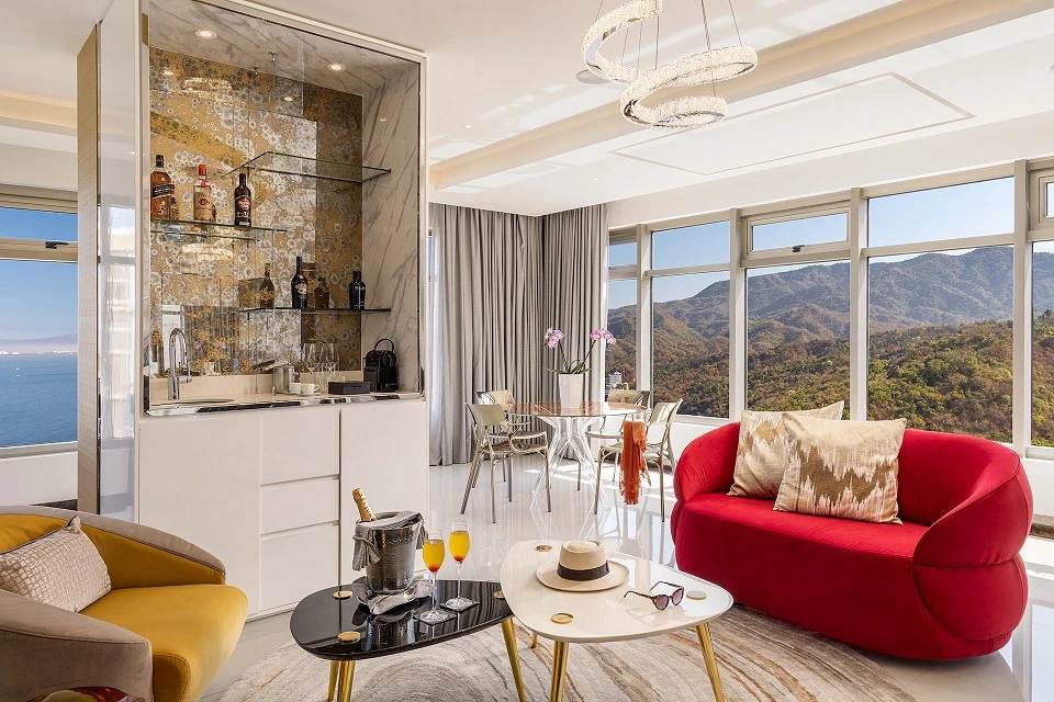 Master Suite South