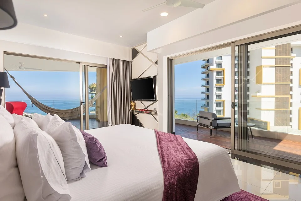 Ultra Corner Suite South