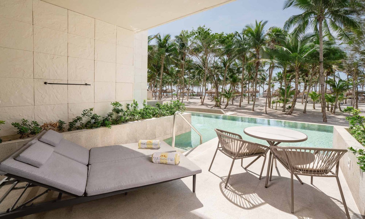 Family Selection Junior Suite Swim up Beachside