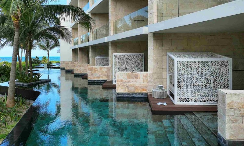 Junior Suite Swim Up Beachside