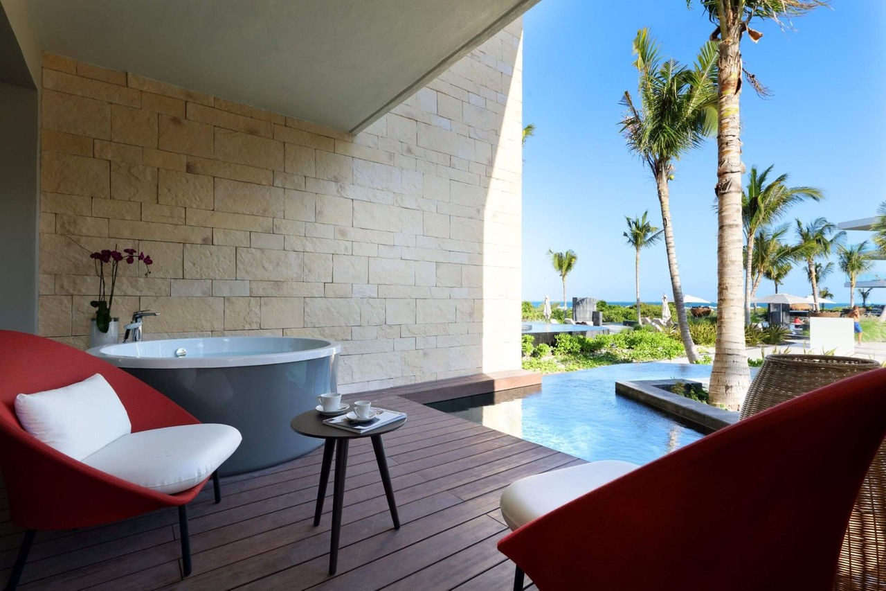 Ambassador Suite Swim Up Beachside