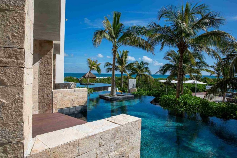 Junior Suite Swim Up Beachside Ocean View