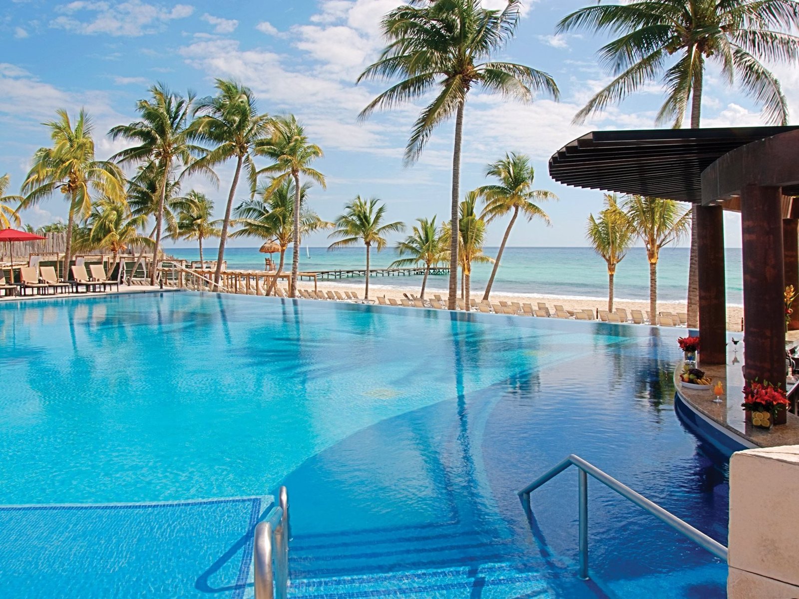 riv-fives-beach-hotel-residence-bar-infinity-01