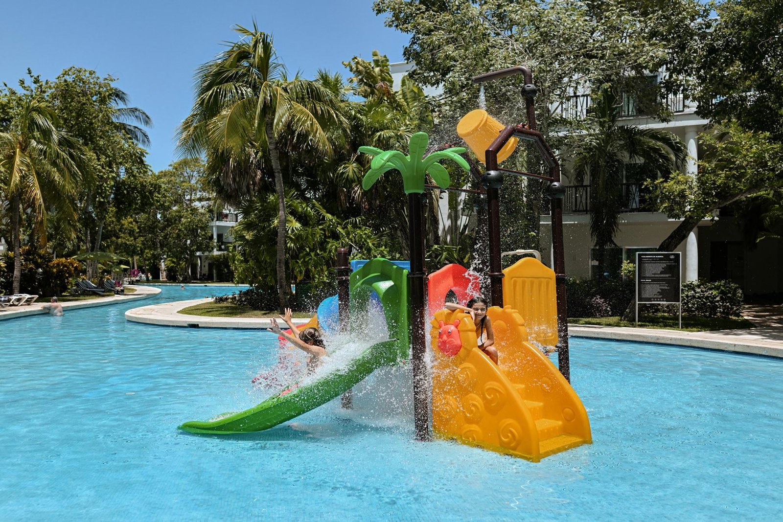 riv-fives-beach-hotel-residence-pool-kids-01