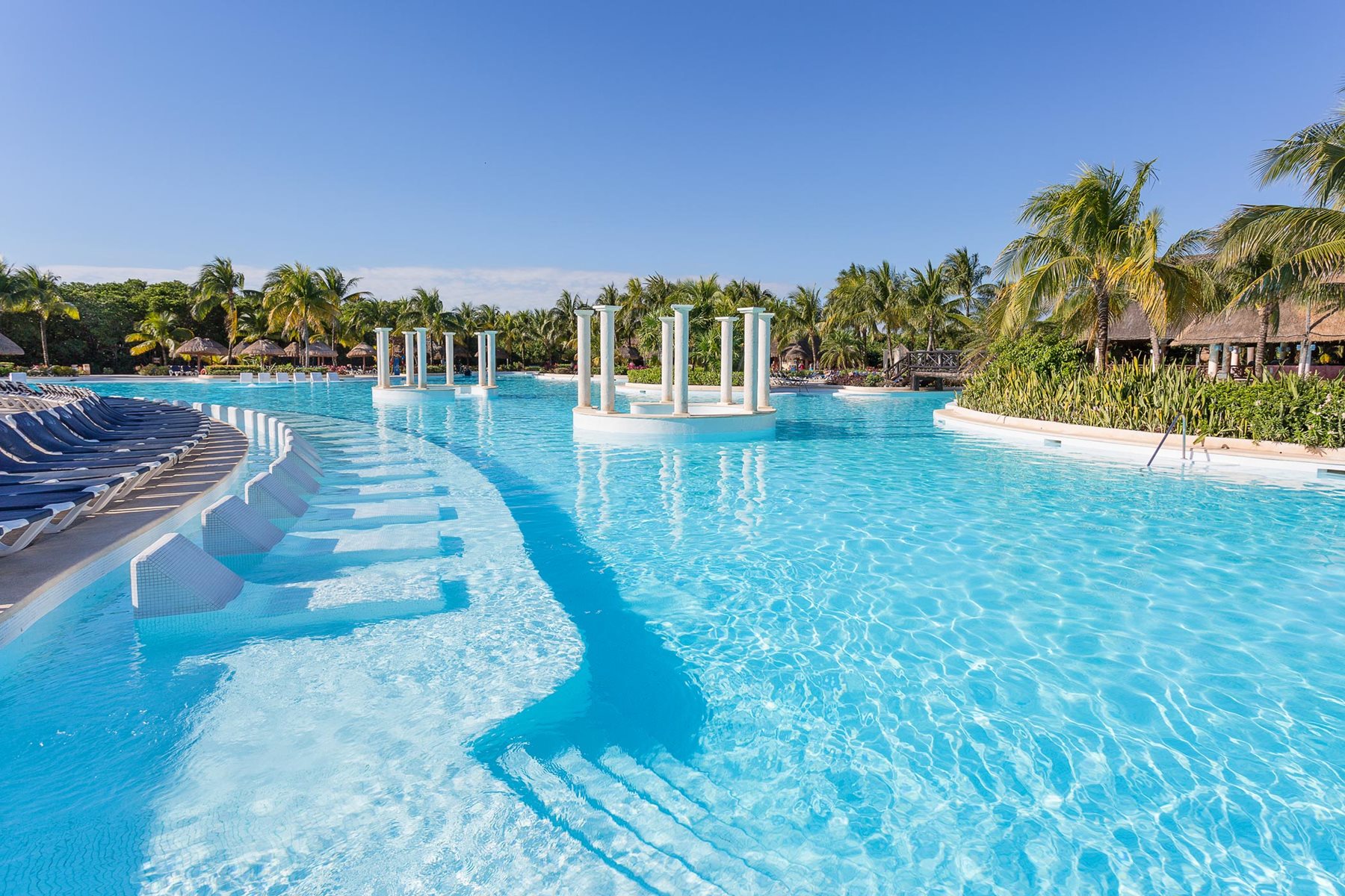 riv-grand-palladium-colonial-pool-01