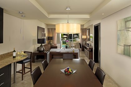 Family Concierge Master Swim Up Suite