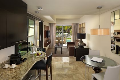 Family Concierge Swim Up Suite