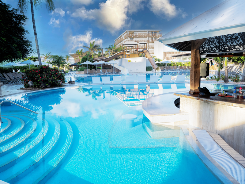 shr_mahobeach_pool_oasis_swimupbar_2025_06-gallery_image-800x600