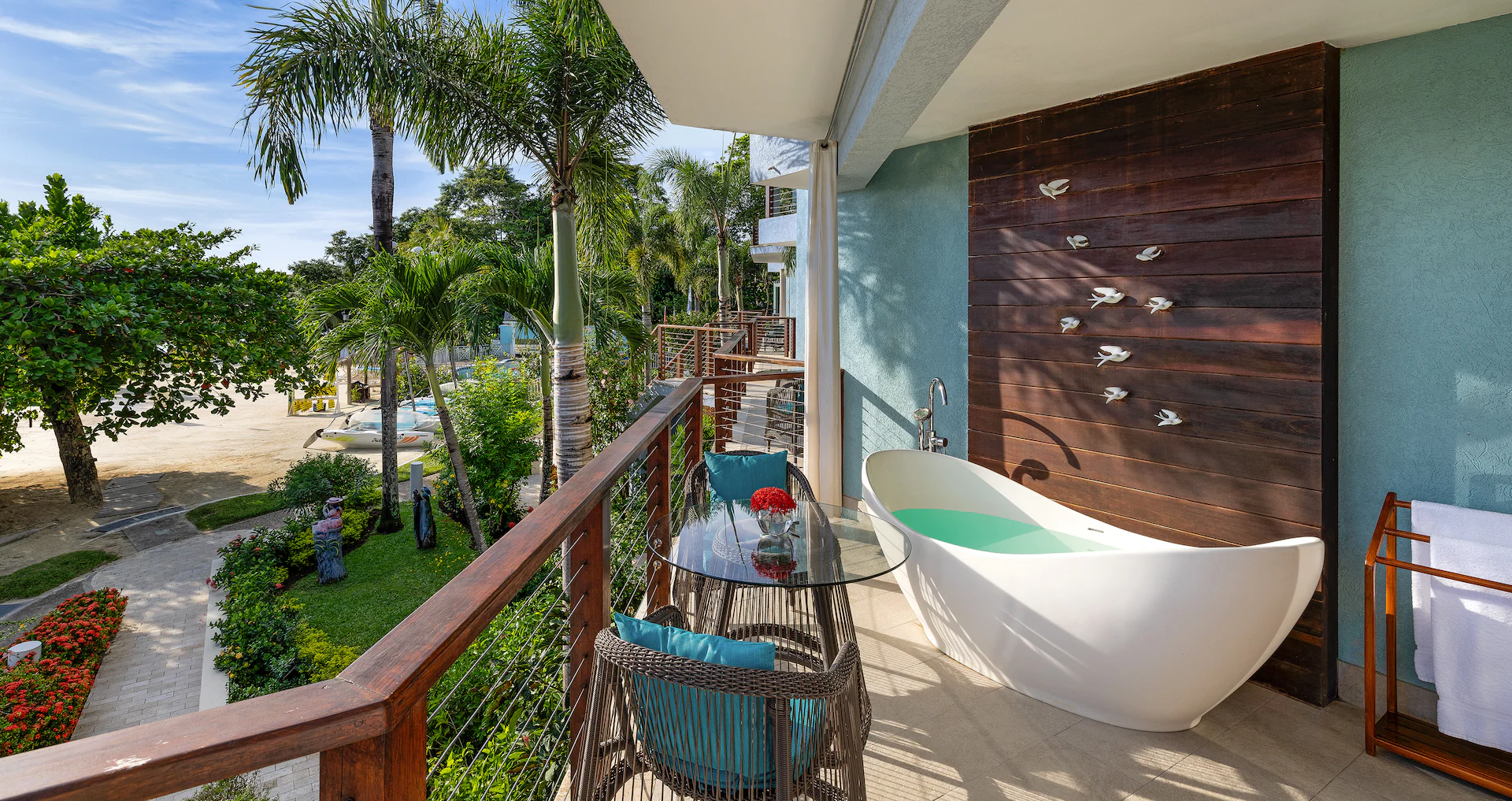 Longshore Beachfront Grande Luxe Club Level Room with Balcony Tranquility Soaking Tub