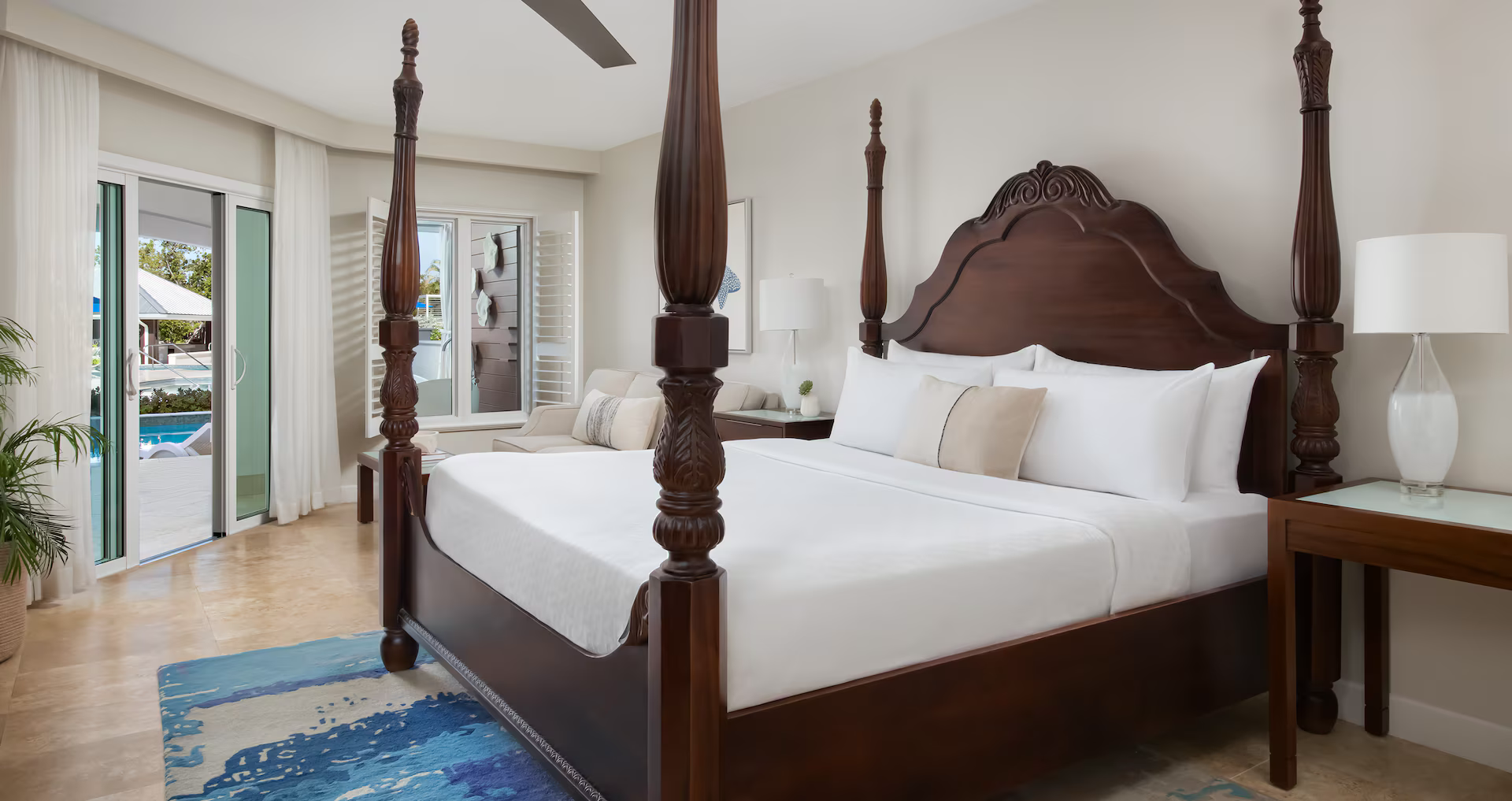 Starlight Beachfront Swim-up Club Level Suite w/ Patio Tranquility Soaking Tub