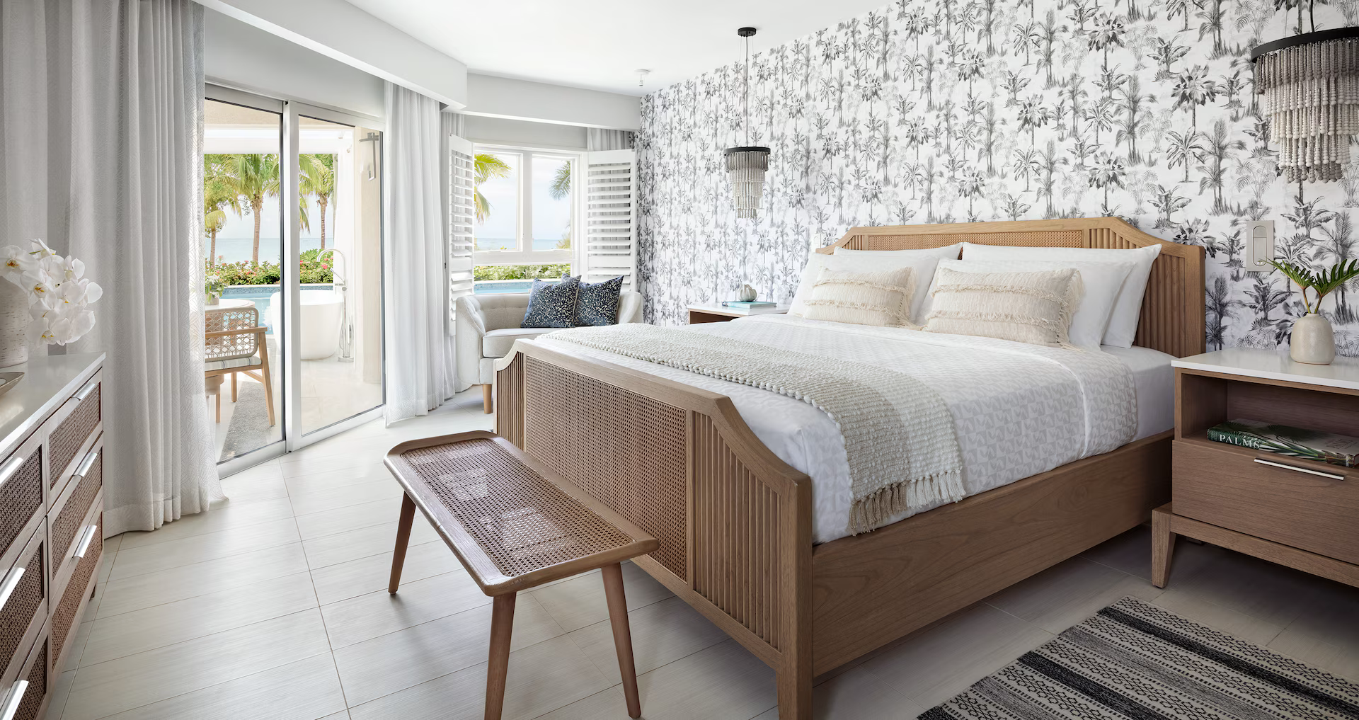 Longbeach Beachfront Swim-up Club Level Suite w/ Patio Tranquility Soaking Tub