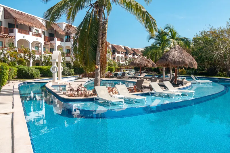 valentinimperialrivieramaya-goldenpool6175-a005bb57401ee68c8a199e6e325608b0