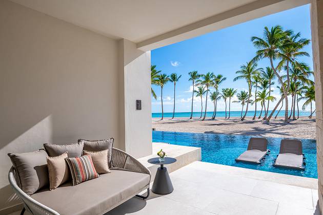 Club Oceanfront Junior Suite Swim-Up King or Double