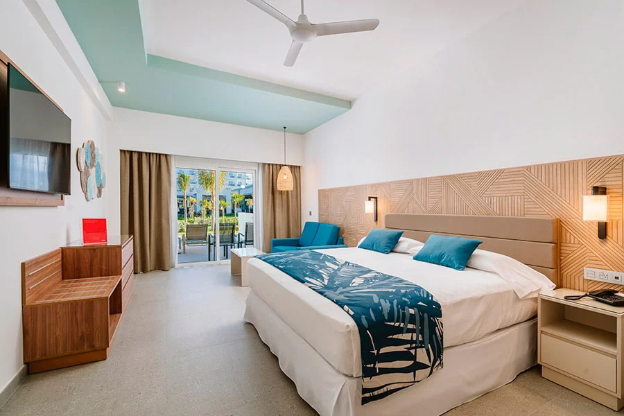Swim Up Room
