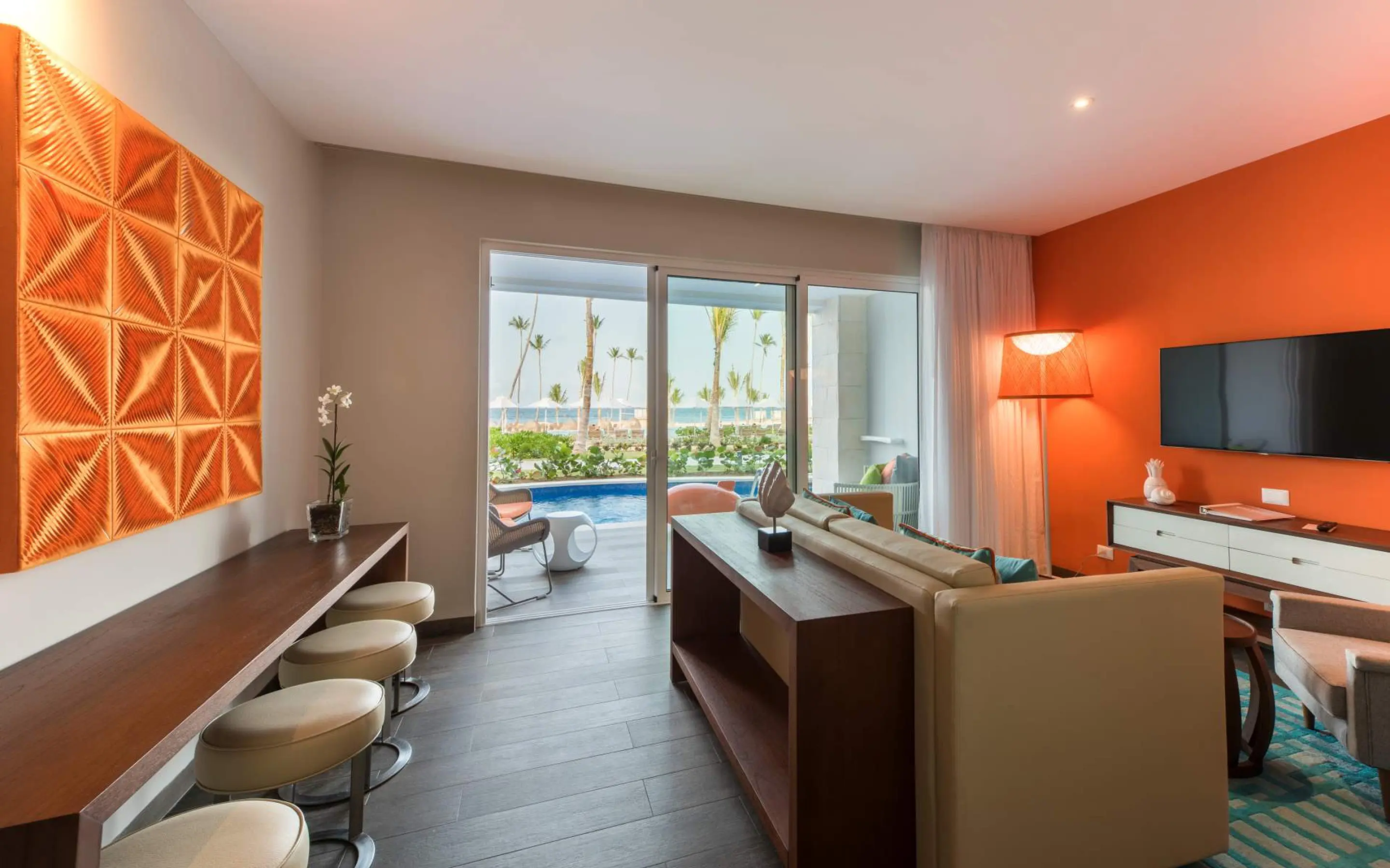 Flat Swim Up Suite